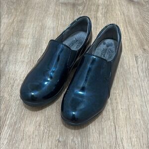 LIFESTRIDE | Women's Buzz Navy Faux‎ Patent Slip On Memory Foam Loafers